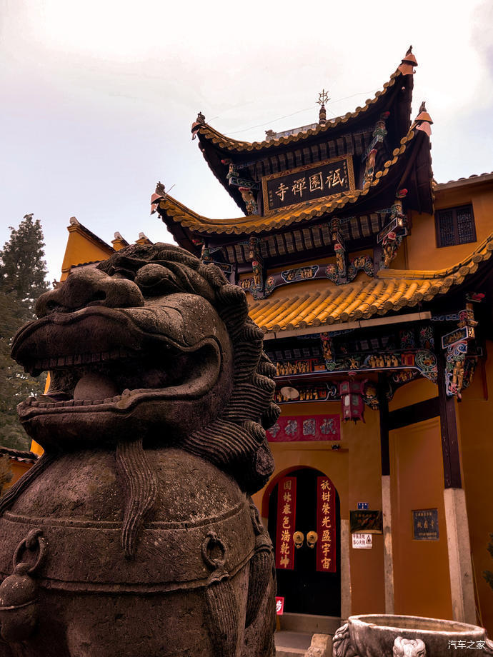 文物古迹众多,尚存化城寺,月身宝殿,慧居寺,百岁宫等古刹78座,佛像