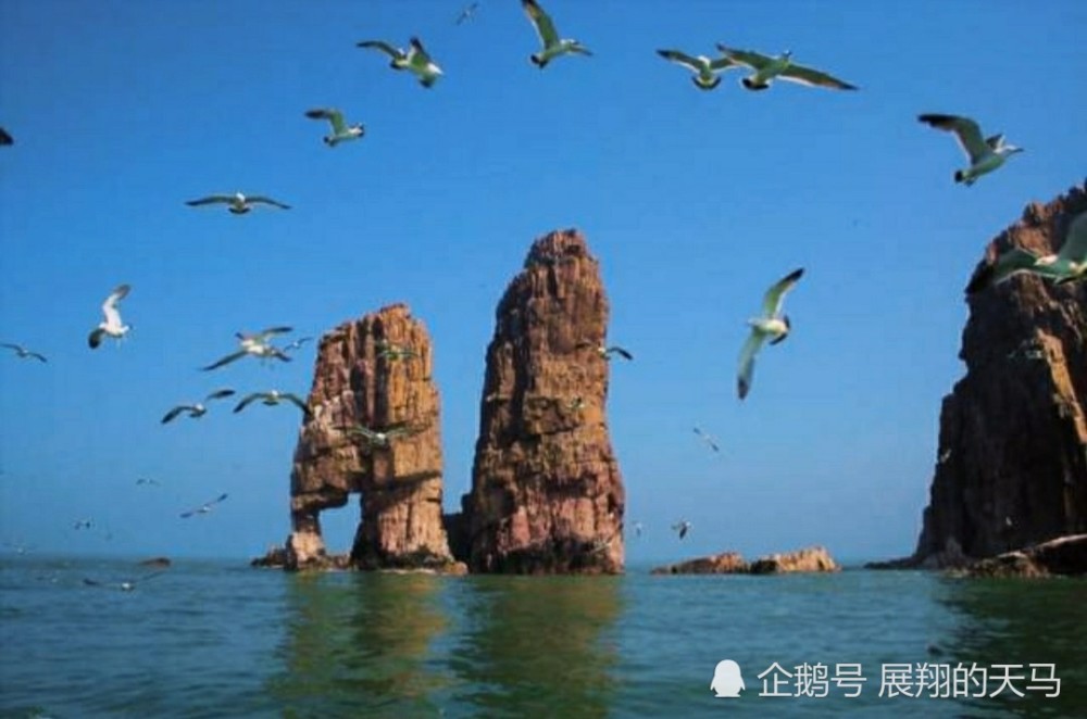 大连蛇岛位于辽东半岛大连旅顺口区向西的渤海海域中,大约距离陆地有