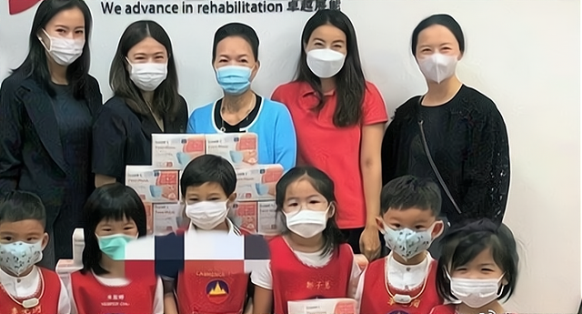 郭晶晶带娃做公益,偶遇霍启刚前女友,她不施粉黛却轻松完胜