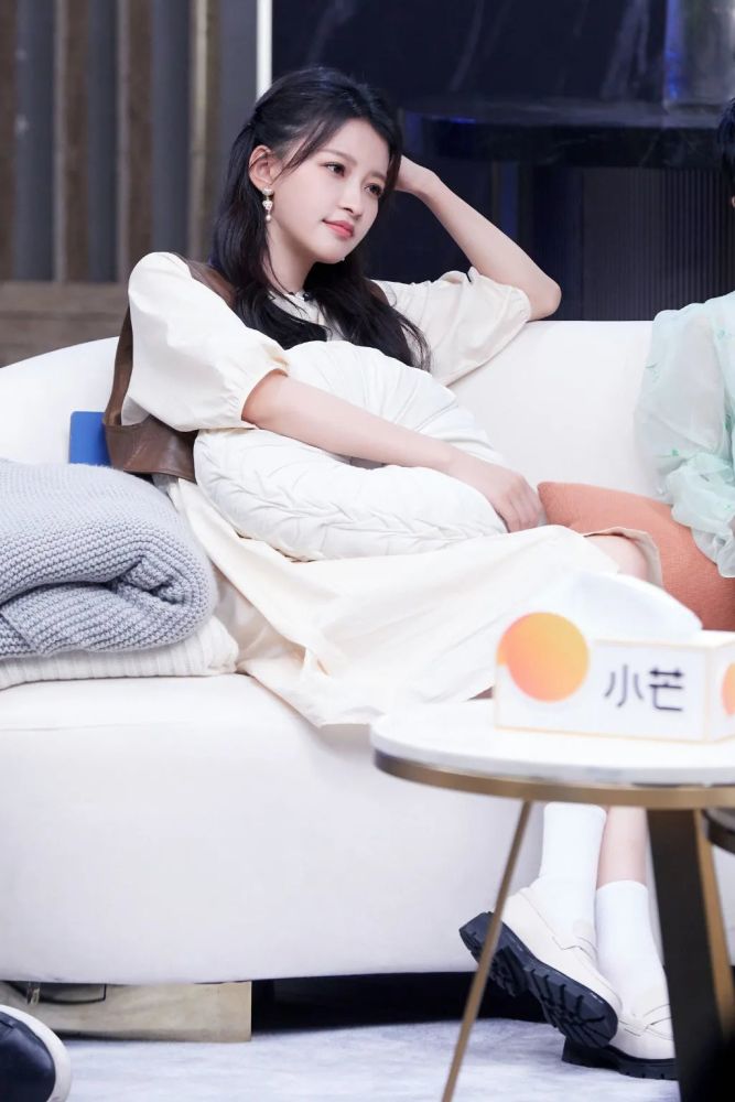 壁纸孙怡近期节目穿搭轻盈可爱宛如温柔的小女子组图