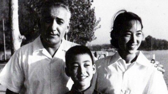1940年除夕,马海德向周苏菲表示了爱意并向她求婚,周苏菲选择了同意.