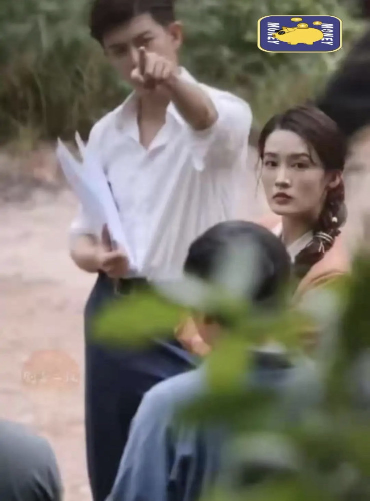 而且任嘉伦私下脾气其实很好,对身边的工作人员也都很照顾,如果不是