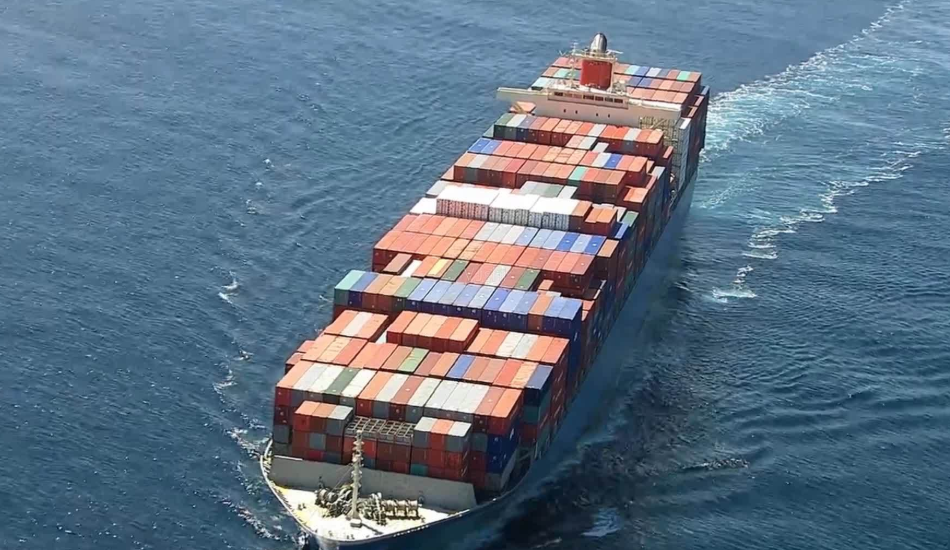 货轮集装箱十几米高,为什么遭遇海上大风时,不会被冲散掉落?