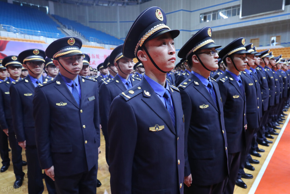 公务人员有新制服穿了,这6部门统一!春夏秋冬服装不重样!