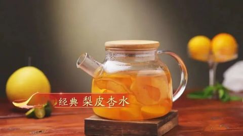 削去的梨皮可与应季的鲜杏一起煮水梨皮和杏都有润肺止咳的作用水果升