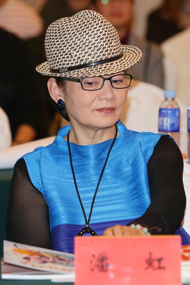 潘虹真是个优雅的老太太,66岁仍不放弃扮美,戴珍珠项链彰显富态