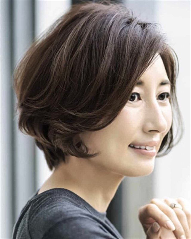 龙须卷刘海point2:卷大对于中年女性来说,选择太暗的黑色发色很容易