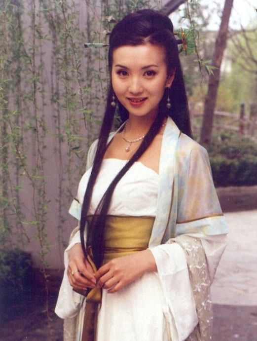 这些角色都有一个特别点,那就是绝代风华的大美女; 陈好的颜值也完全
