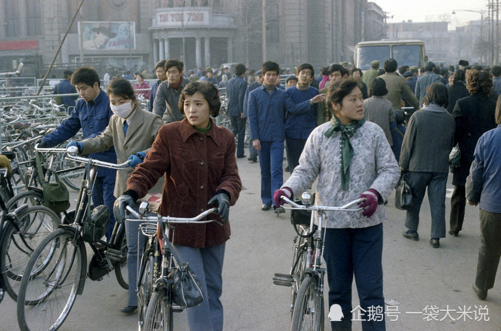 70年代到80初那时的人们着装都穿啥