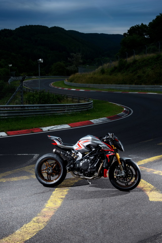 mv 奥古斯塔 brutale 1000 纽博格林版 户外特写