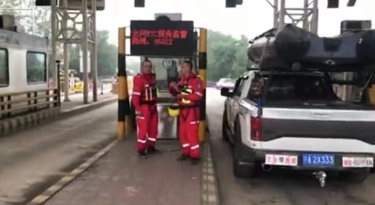 河南高速交警 拦摩托车_救援车辆下高速被拦_抄手女拦夫记·下