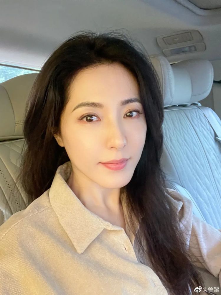 秦海璐接受采访回忆大学时光时说,曾黎是同学公认的大美女.