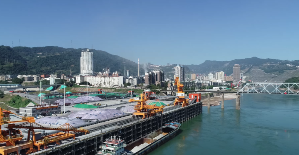 水富港主桥连续梁立交桥上跨成功合龙