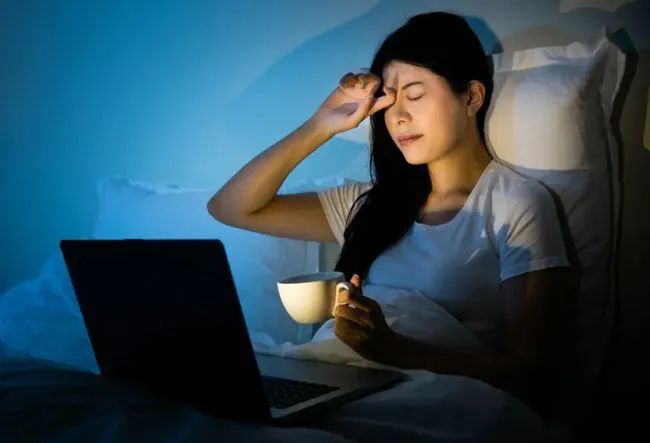 如果没有办法,必须得熬夜,那就尽量补足睡眠.