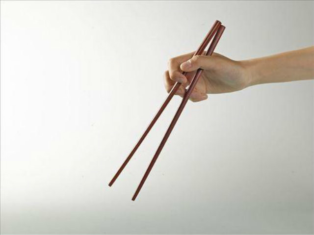 这些用筷子的老规矩,你知道吗?它们代表了餐桌上的基本教养