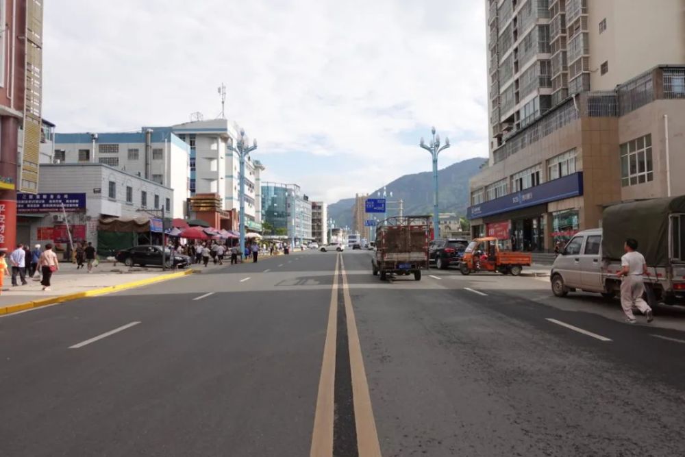 我们的城市中确实存在一些不文明行为他们的不文明严重影响了盐边县