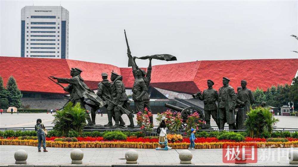 10月8日,不少市民在瞻仰彭刘杨三烈士塑像.彭刘杨路"彭刘杨路到了.