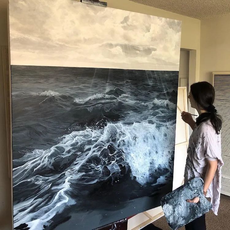 由于太逼真,导致女画家看到自己画的大海,都会感到害怕