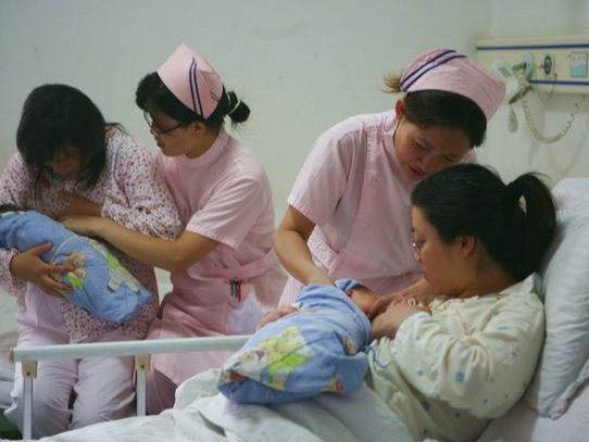 月子里涨奶,是对坚持母乳喂养宝妈的"酷刑,如何缓解?