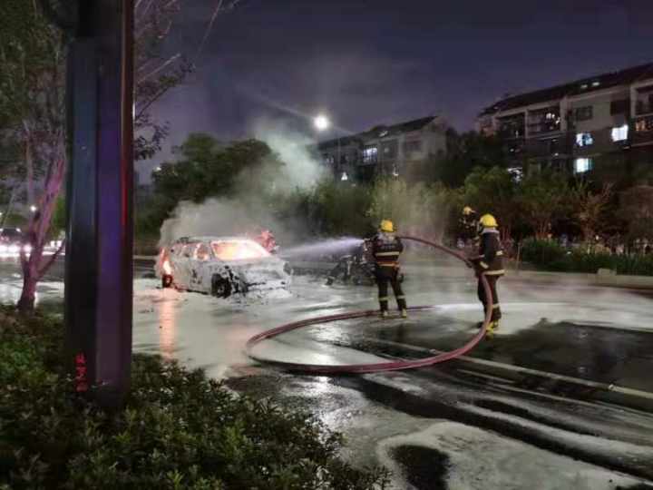 突发|杭州建设一路一轿车自燃,目击者:"太吓人了,爆炸了"