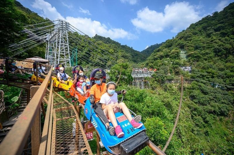 截至7日16时,清远古龙峡景区国庆假期累计接待游客12.8万人次.