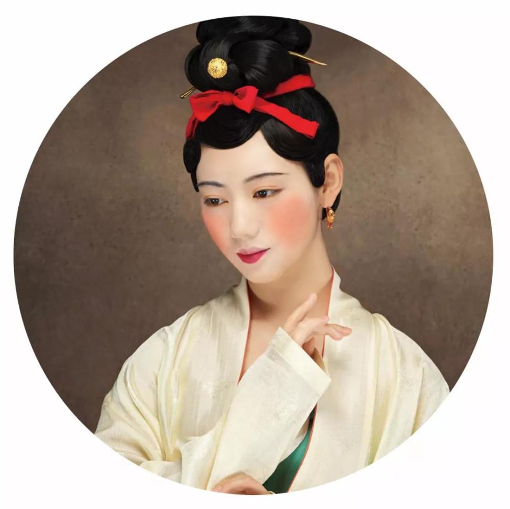 汉代女子多爱白妆,眉型是平眉或者细弯眉,这是因为汉朝是汉民族文化