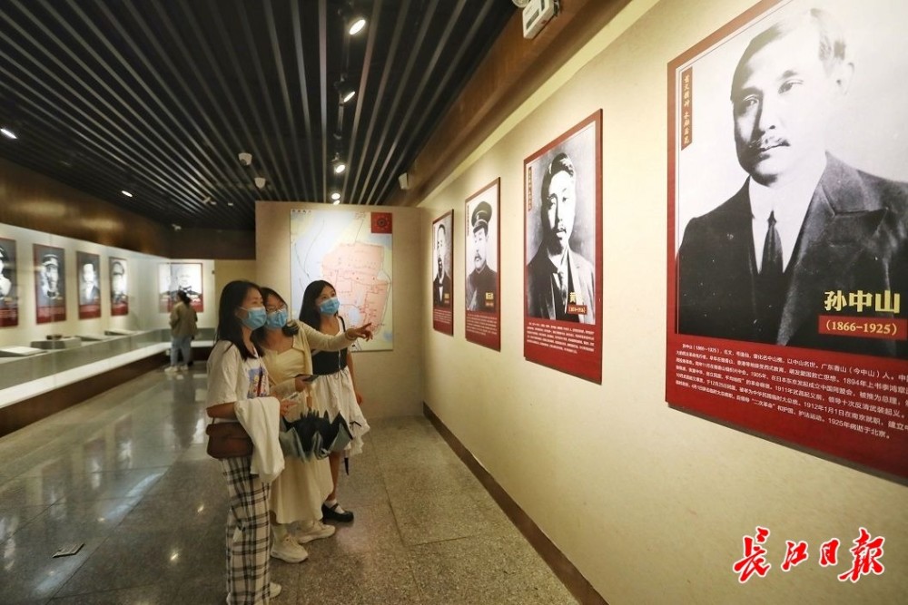 辛亥革命武昌起义纪念馆迎来大批游客,游客从开馆参观