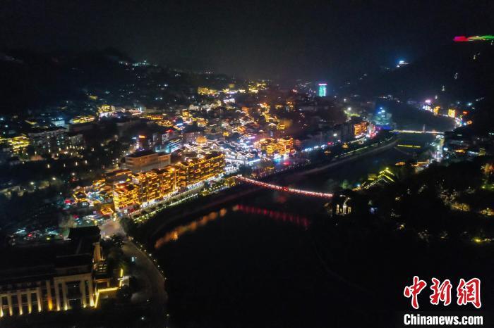 贵州仁怀:茅台镇夜景迷人引游客