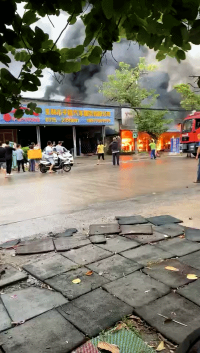 玉林新媒体矩阵 据网友爆料称:玉州区城北街道谷山村一电器店发生火灾