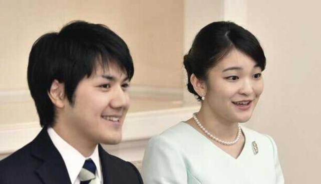 小室圭母亲换素服,儿子娶公主高光时刻,出租车钱麻利支付