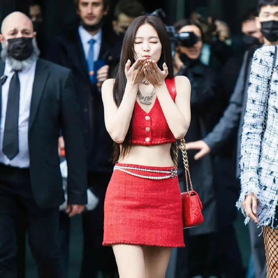人间香奈儿jennie红色套装火辣亮相还当起了chanel摄影师
