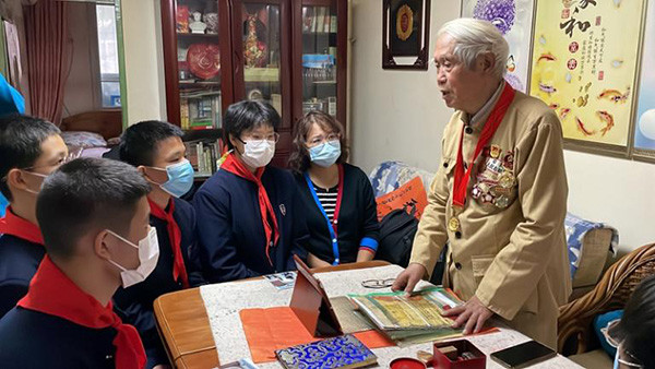 《长津湖》热映,石外学子慰问抗美援朝老战士岳宜贤,看"千里眼"如何显