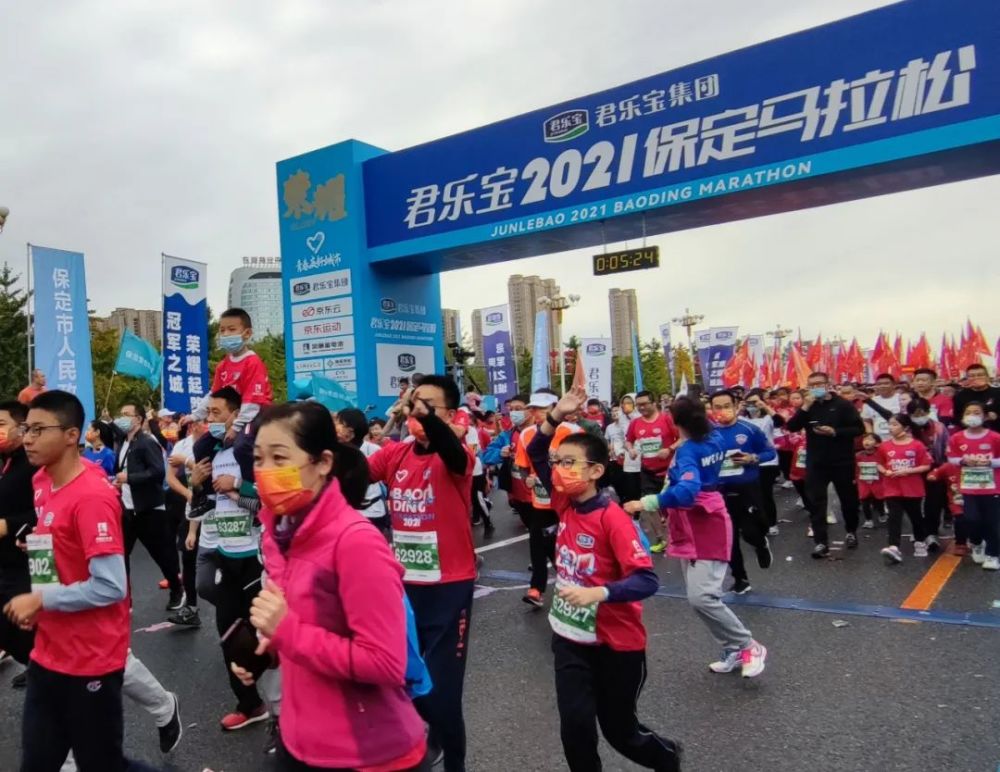 今日,保定马拉松鸣枪起跑!