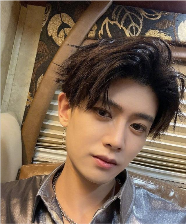 如今已经32岁的任嘉伦,私下不化妆的模样,居然比实际年龄还要显小.