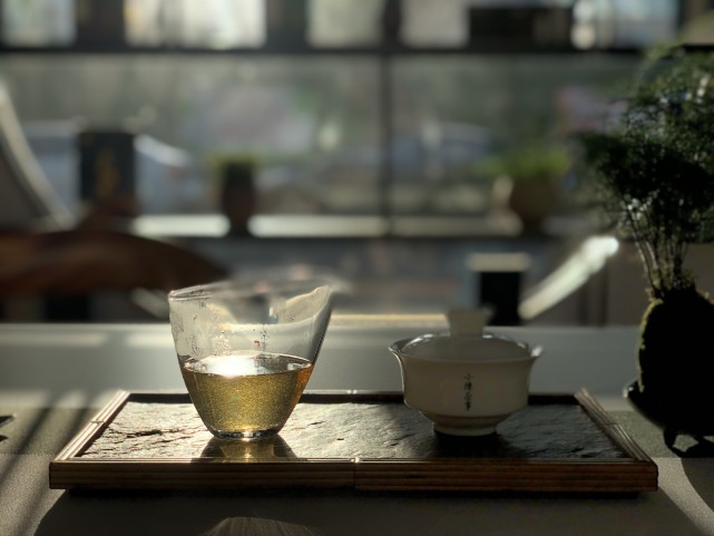 早上喝红茶,中午喝岩茶,晚上喝老白茶,喝茶有必要选时间段吗?