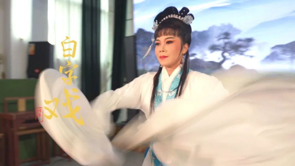 六十岁的钟宝芳从小就被妈妈抱在怀里听白字戏.