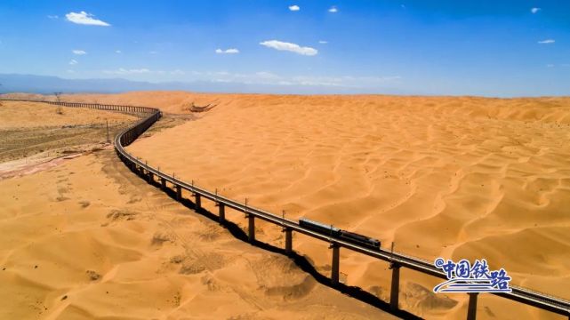 世界最长的百丽官方网站入口环沙漠铁路在哪里就在我国的塔里木盆地