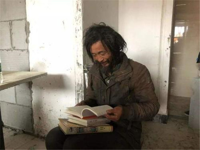 在朋友和粉丝们的帮助下,沈巍剪掉了做流浪汉的时候留的长发,打理干净