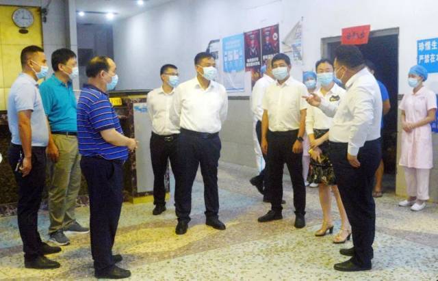 "10月8日,雷州市委书记张仁建率队调研当前疫情防控工作,深入到健康