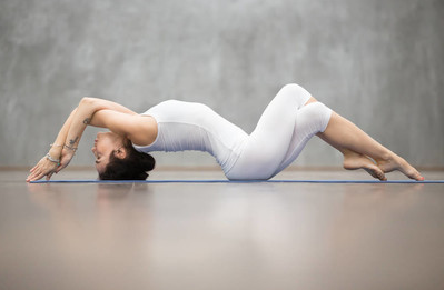 撑住地面,如果初次进行,身体柔韧度不足的情况下,可以用瑜伽砖做支撑