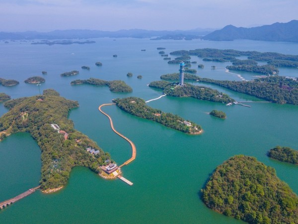 庐山西海是由柘林湖水库和云居山组合成的山岳湖泊型景区,素有"天上云