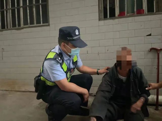 你家住在那?你家人的联系电话是多少?"民警多次耐心的询问.