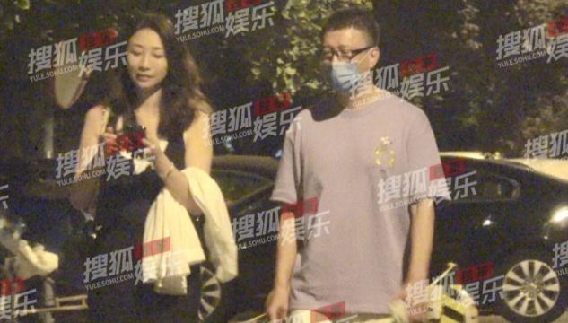 8月30日,有媒体拍到孙红雷与妻子王骏迪深夜散步的照片,一经曝光立刻