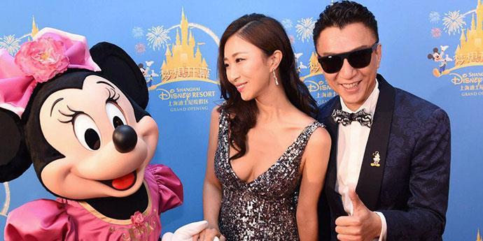 孙红雷深夜与老婆散步扫黑戏里俩人是死对头戏外十指相扣