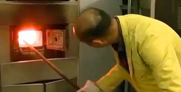 尸体火化后真的装不满骨灰盒?工作人员揭露火化过程,告诉你答案