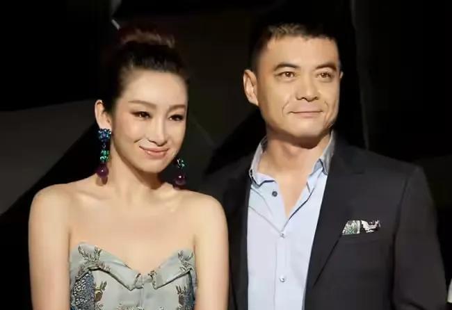 当时的秦海璐还没有和刘岩分手,所以,在她的心里没有考虑爱情.