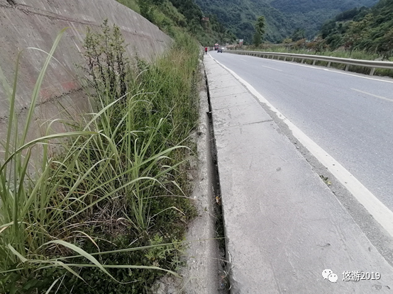 公路通车后,多年来岸坡稳定,即使经过百年大洪水的洗礼,深层滑面也