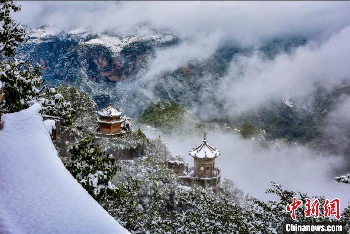 10月10日,甘肃省平凉市崆峒山迎来大范围降雪. 徐振华 摄