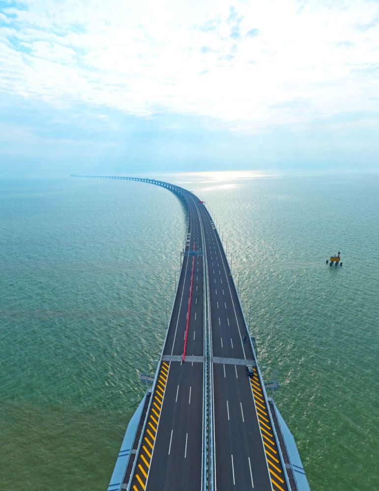 港珠澳大桥位于中国广东省伶仃洋区域内,是珠江三角洲地区环线高速
