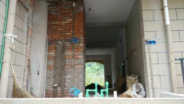 杭州业主敲掉承重墙,整栋楼变成了危房,怎么赔?